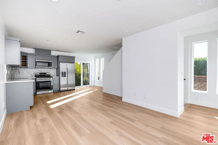 10801 Kling Street, Toluca Lake, California 91602