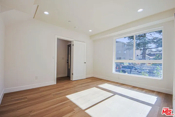 10801 Kling Street, Toluca Lake, California 91602