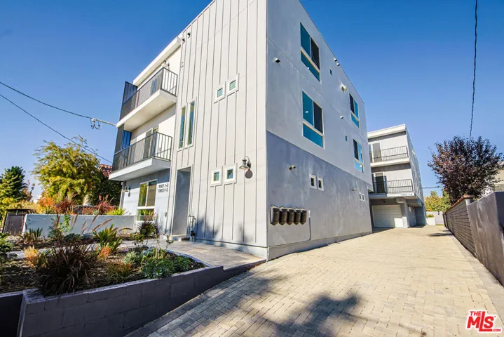 10801 Kling Street, Toluca Lake, California 91602