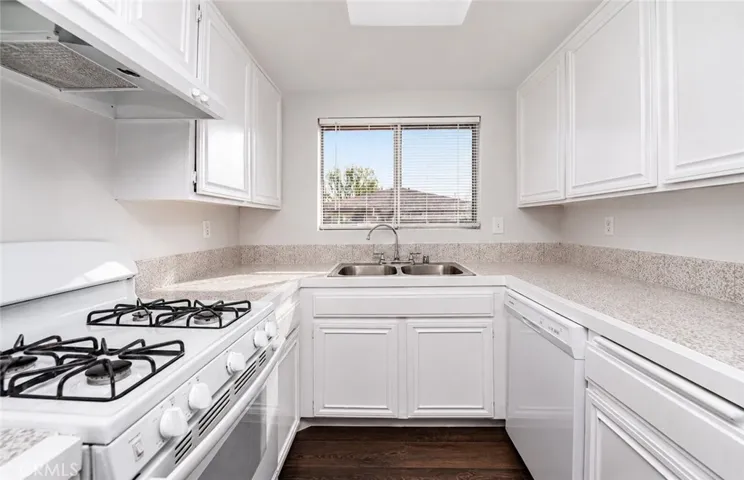 1126 W Calle De La Luna # 4, Azusa, California 91702