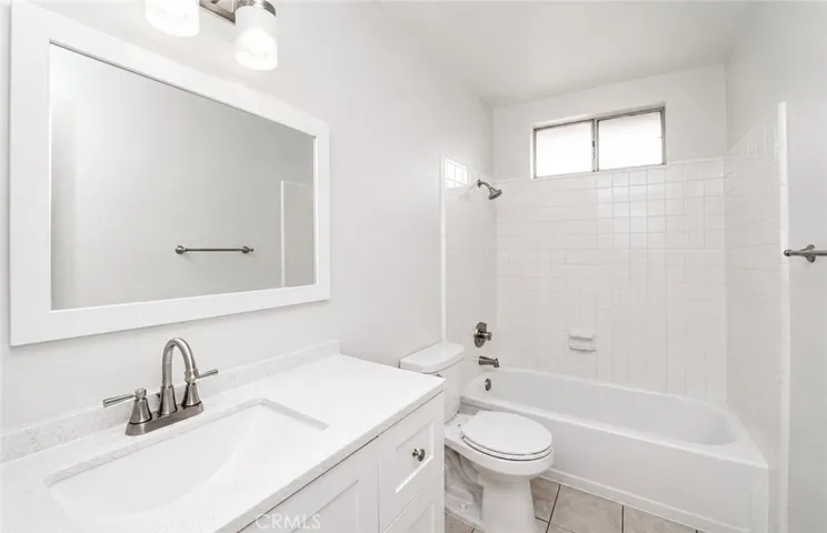 1126 W Calle De La Luna # 4, Azusa, California 91702