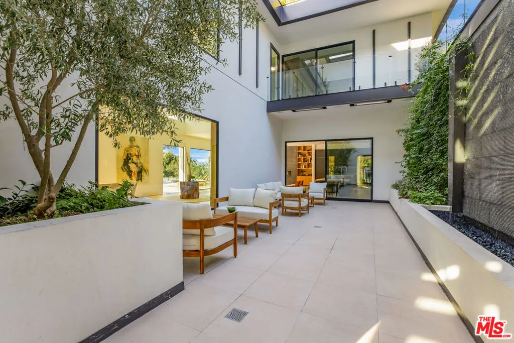 3802 Hollyline Avenue, Los Angeles, California 91423 — photo 5