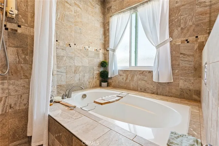 Master Bathtube