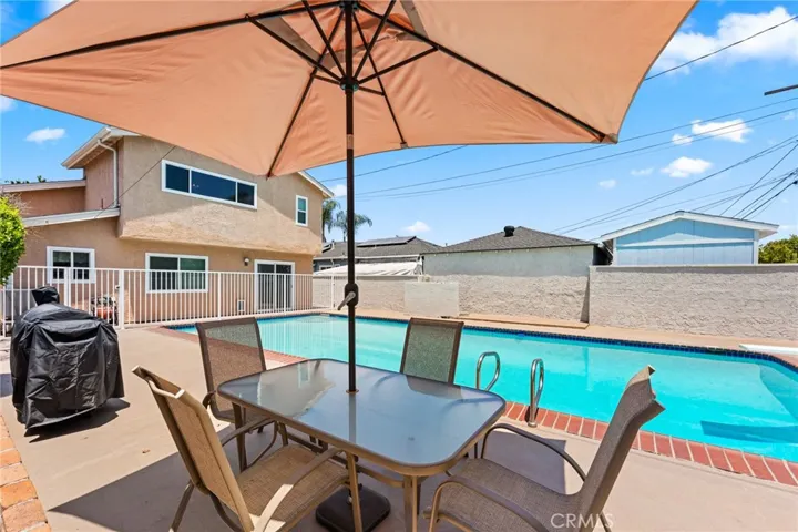 Dinning Near pool