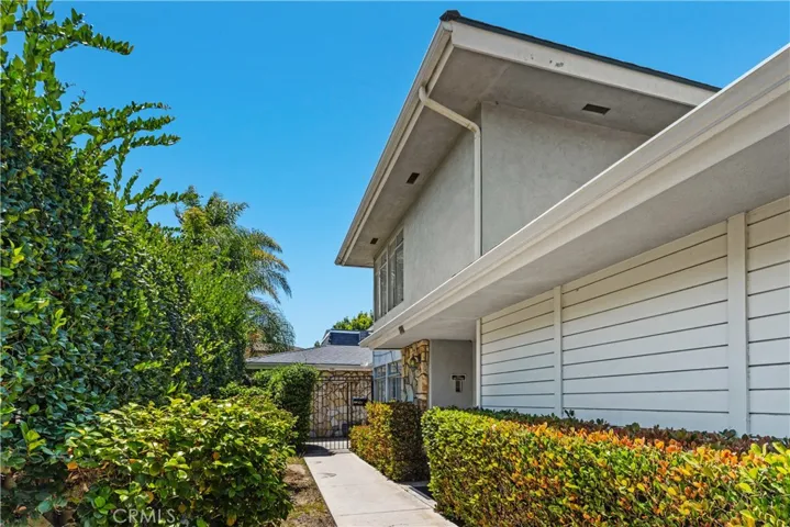 Desirable duplex with a LOT of potential!