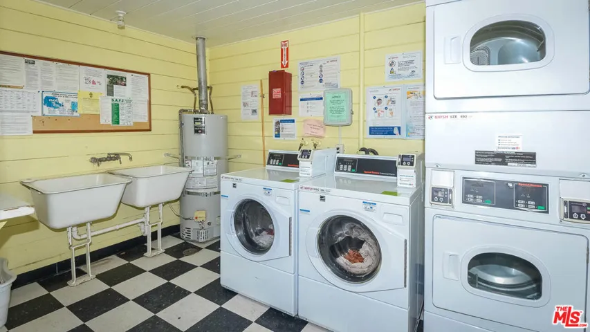 Community laundry paid with cr