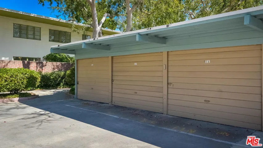 Private 1-car garage with extr