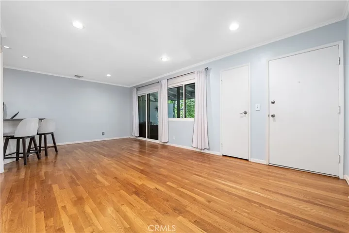 Living area/dining area