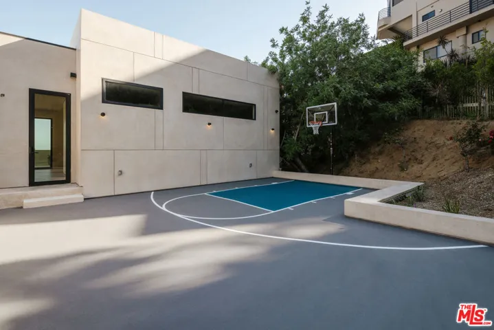 9262 Thrush Way, Los Angeles, California 90069