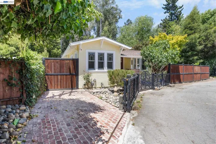 2521 Pleasant St, Oakland, California 94602