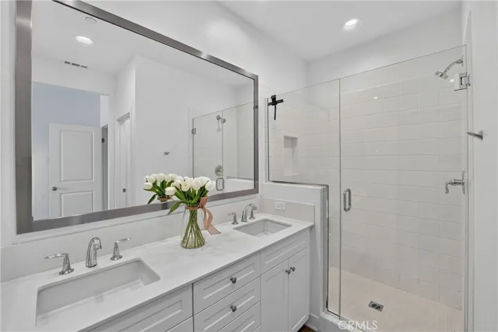 Master Bathroom (Upstairs)