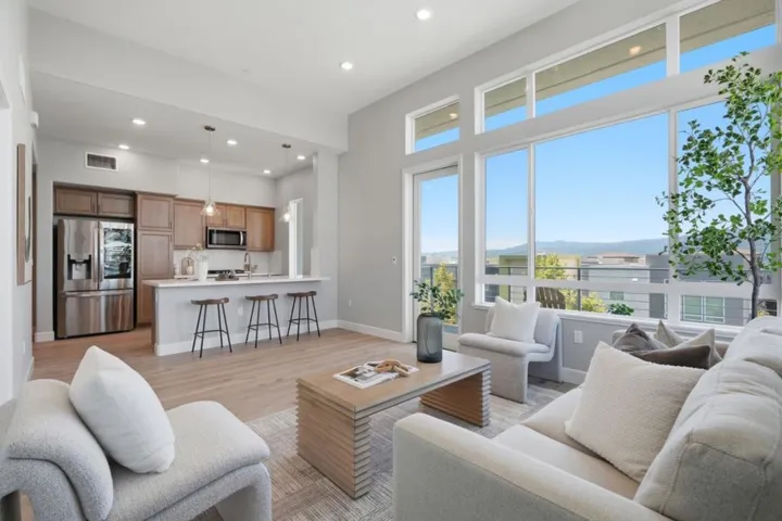 287 Llano De Los Robles Avenue 9, San Jose, California 95136