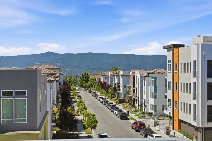 287 Llano De Los Robles Avenue 9, San Jose, California 95136