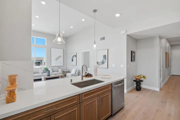 287 Llano De Los Robles Avenue 9, San Jose, California 95136