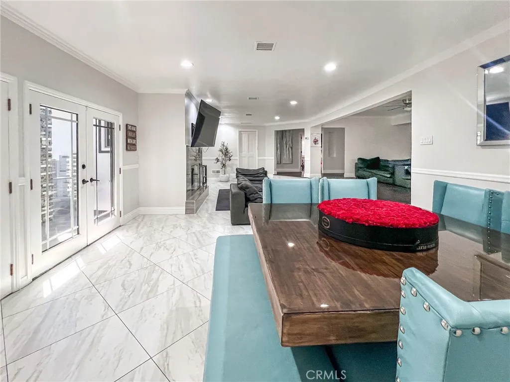 FAMILY DEN & LIVING ROOM