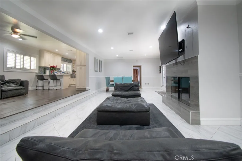 FAMILY LIVING 
ROOM
