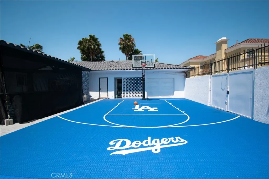 OUTDOOR BASKETBALL COURT
