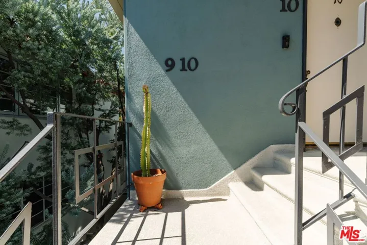 4501 Finley Avenue 10, Los Angeles, California 90027