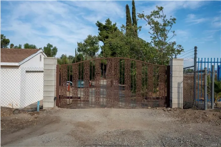 FRONT ENTRY GATE