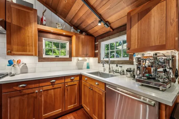 252 Blakewood Way, Redwood City, California 94062