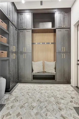 MUDROOM