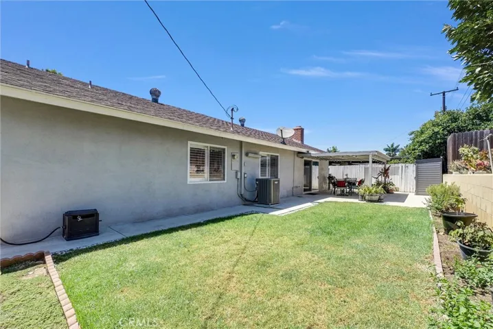 Well maintained backyard.