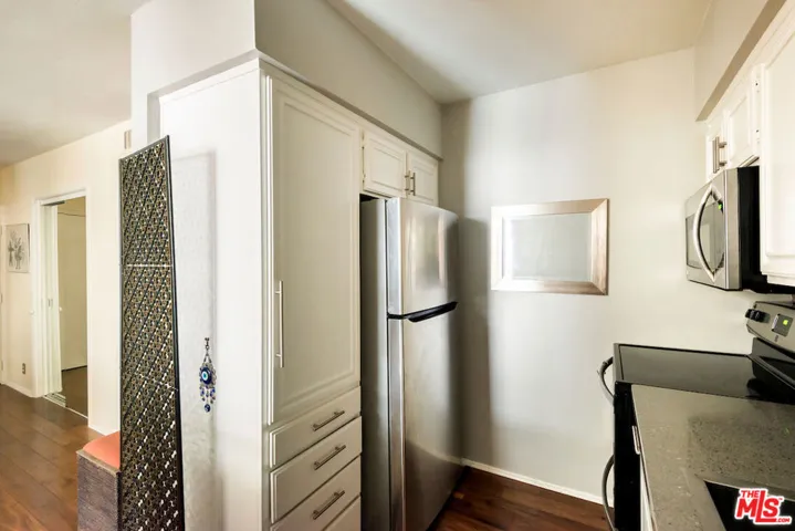 7270 Hillside Avenue 204, Los Angeles, California 90046