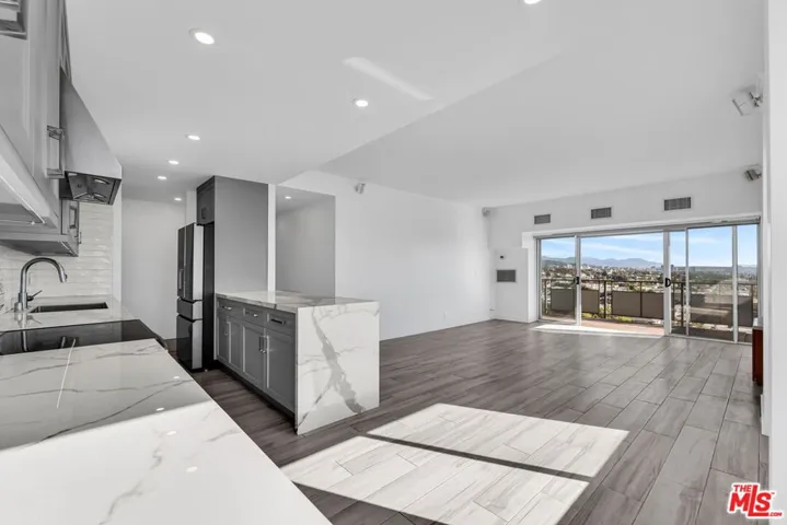 1155 N La Cienega Boulevard 1106, West Hollywood, California 90069