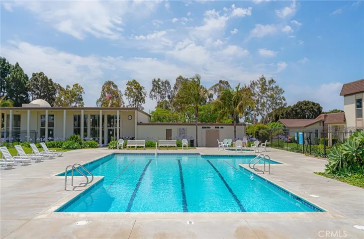 The Complex features 3 Pools and so many other Amneties!