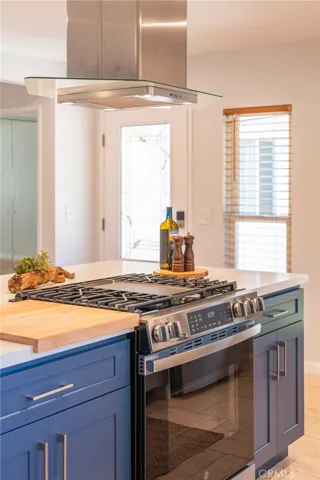 The Island features Pull-out Drawers for convenient access to Pots/Pans.