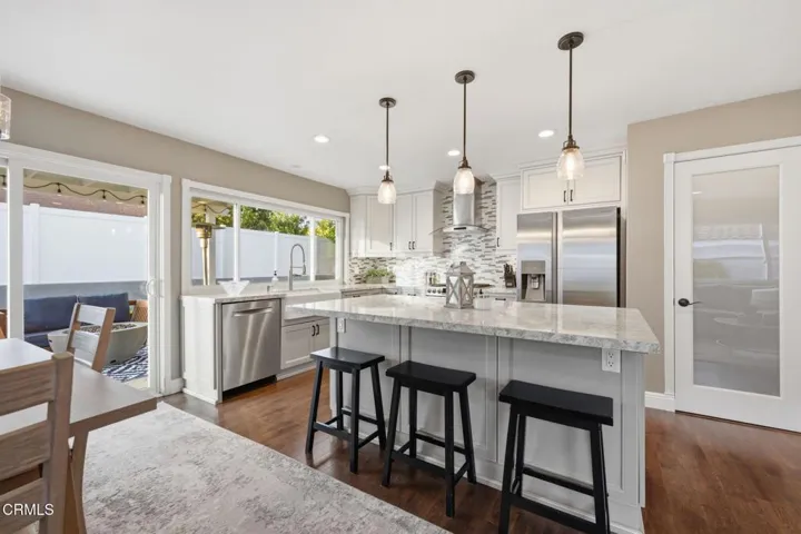 Eating Area at Kitchen Island