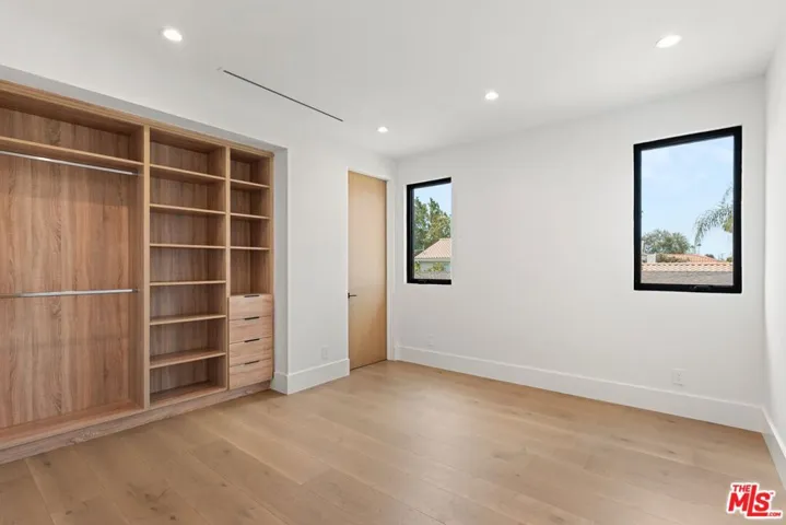 5347 Amigo Avenue, Tarzana, California 91356