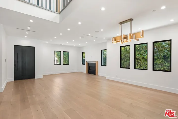5347 Amigo Avenue, Tarzana, California 91356