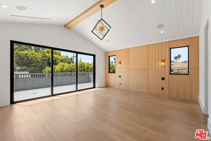 5347 Amigo Avenue, Tarzana, California 91356