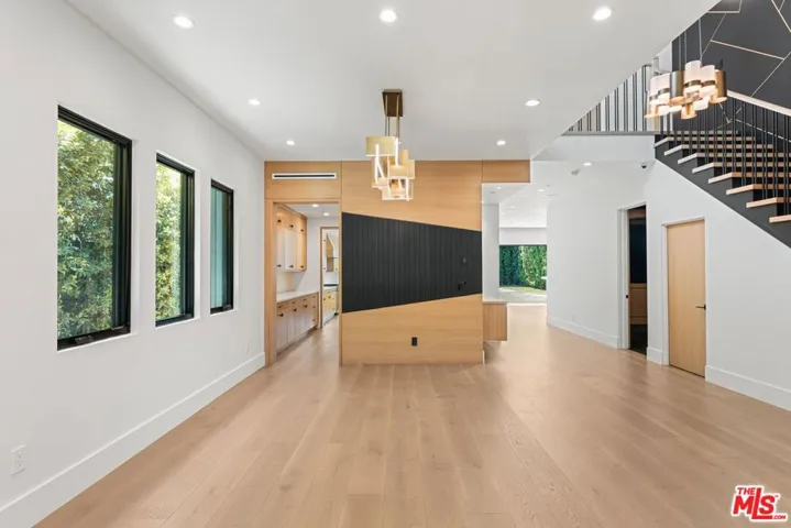 5347 Amigo Avenue, Tarzana, California 91356