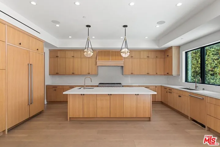 5347 Amigo Avenue, Tarzana, California 91356