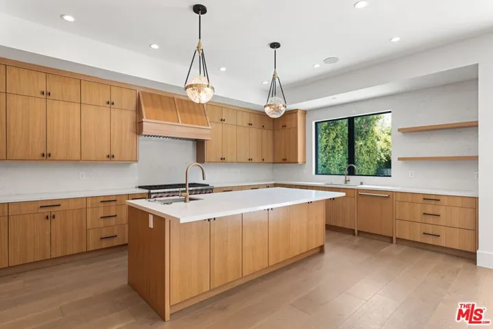 5347 Amigo Avenue, Tarzana, California 91356