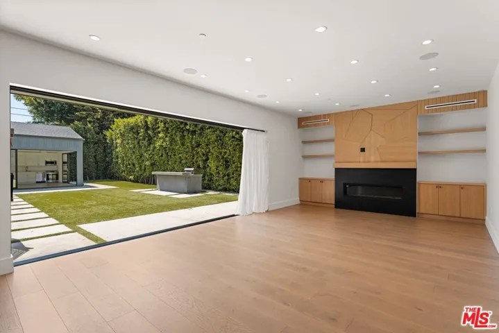 5347 Amigo Avenue, Tarzana, California 91356