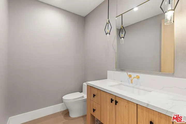 5347 Amigo Avenue, Tarzana, California 91356