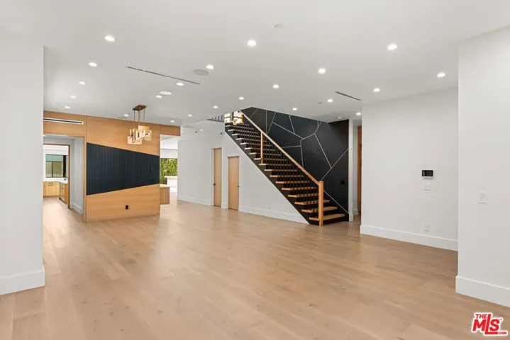 5347 Amigo Avenue, Tarzana, California 91356