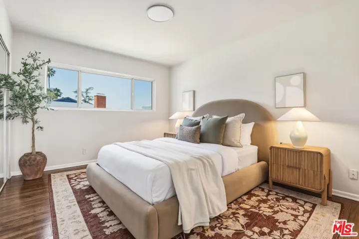 2525 Ivanhoe Drive, Los Angeles, California 90039