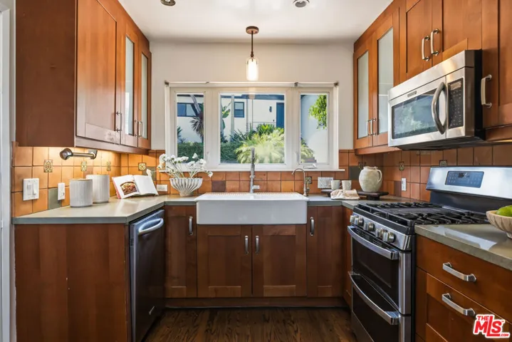 2525 Ivanhoe Drive, Los Angeles, California 90039