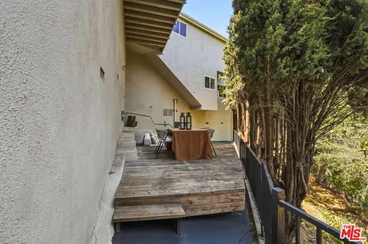 2525 Ivanhoe Drive, Los Angeles, California 90039