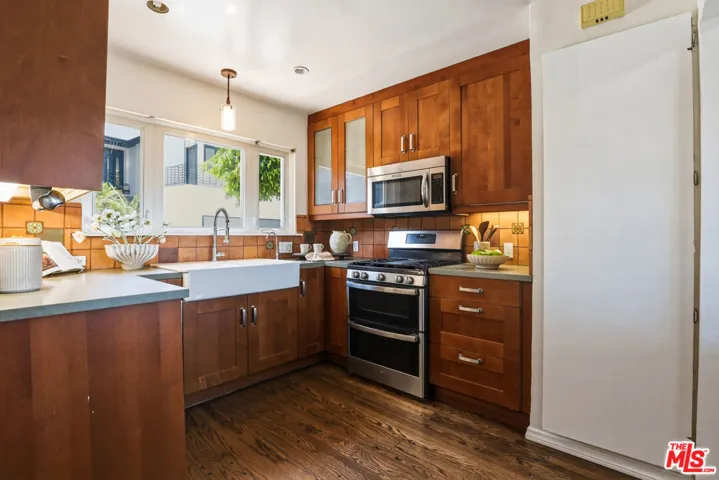 2525 Ivanhoe Drive, Los Angeles, California 90039