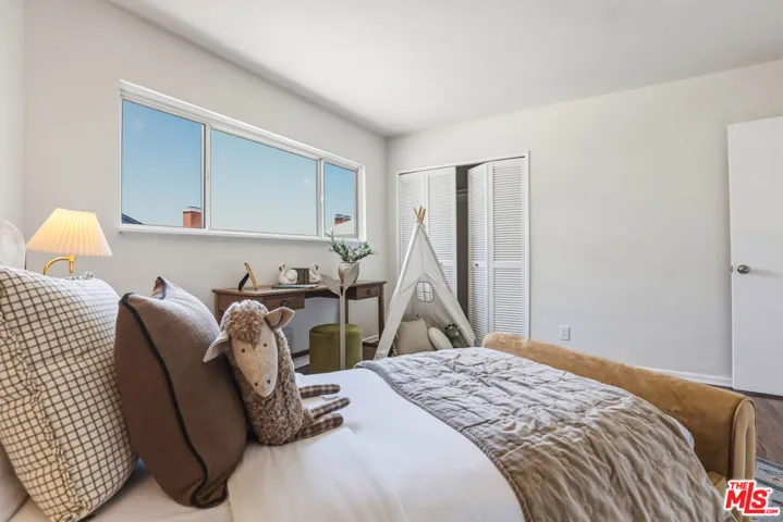 2525 Ivanhoe Drive, Los Angeles, California 90039