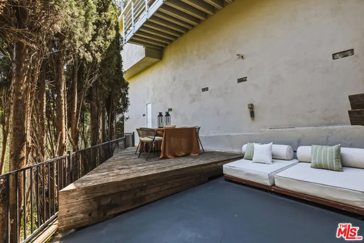 2525 Ivanhoe Drive, Los Angeles, California 90039