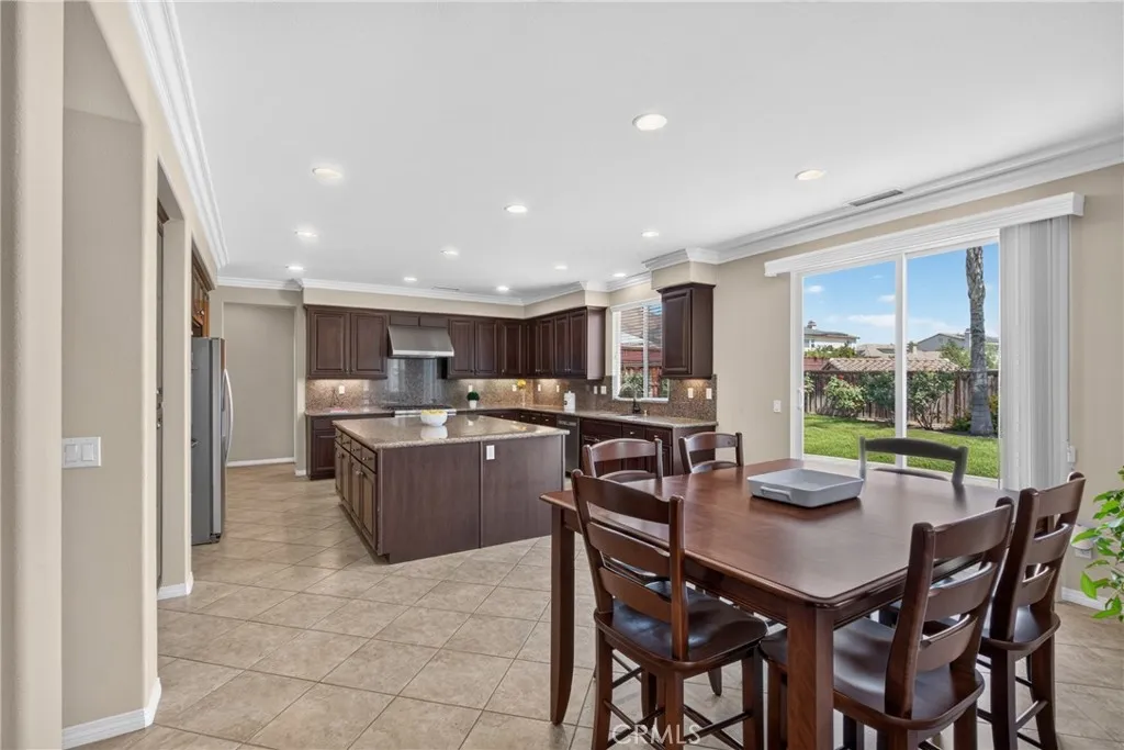 Eating Area looking into Kitchen
