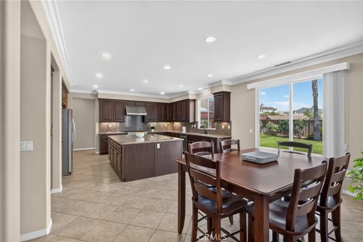 Eating Area looking into Kitchen