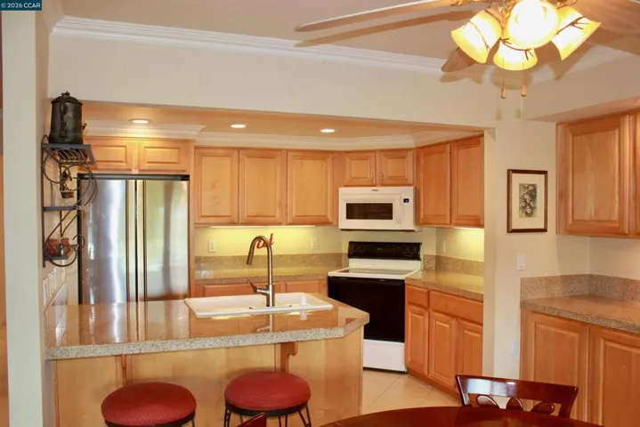 2100 Skycrest Drive 10, Walnut Creek, California 94595