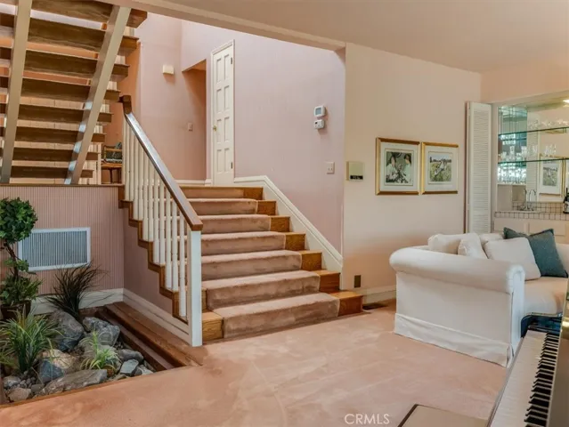Livingroom up to entry